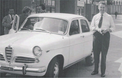 站在汽车旁的加罗公司创始人罗伯托-加比奥内塔